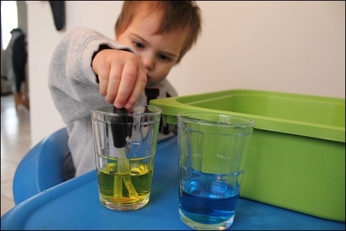 Dinosaurs & Trains: baking soda + vinegar